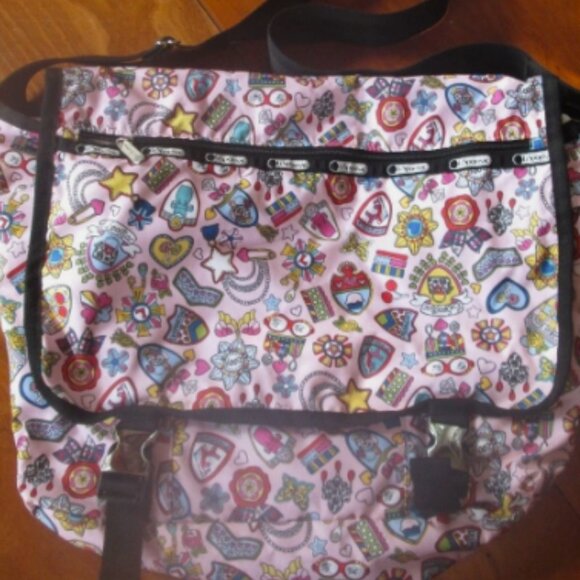 Tokidoki Lesportsac Messenger Bag.Cross Over Bag NWOT Charms Print Small Bag Too - Picture 2 of 10